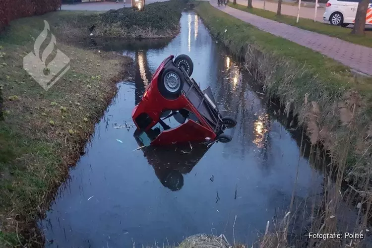 Canta wordt van de weg &#39;geduwd&#39; en belandt op de kop in de sloot