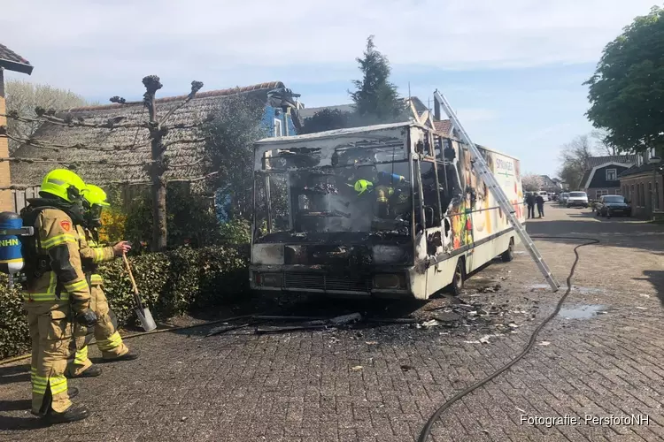SRV-wagen uitgebrand in Warmenhuizen