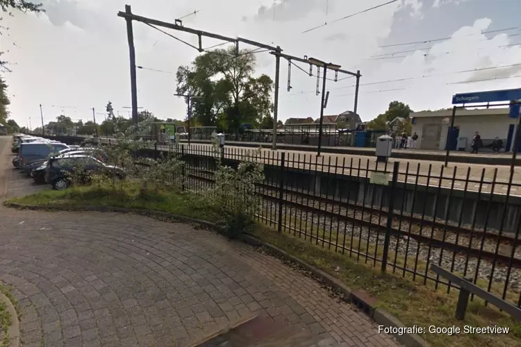 Groep vandalen vernielt auto&#39;s bij station Schagen