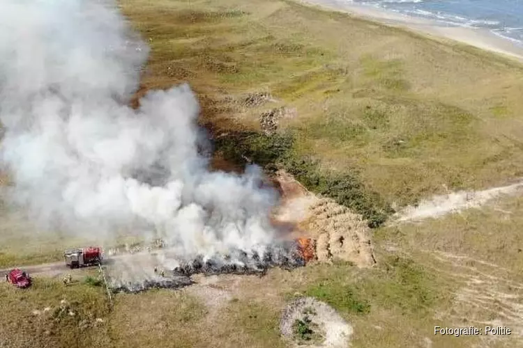 Hooibalen vatten vlam in de duinen van Callantsoog