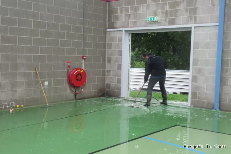 Sporthal &#39;t Zijveld van de regen in de drup