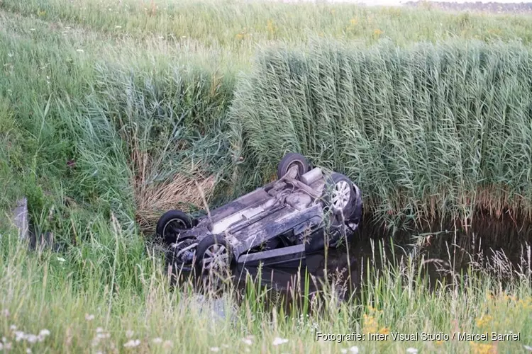 Auto te water na aanrijding in Callantsoog