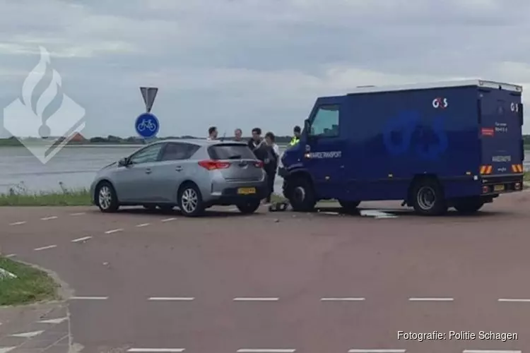 Auto botst met geldwagen in Callantsoog