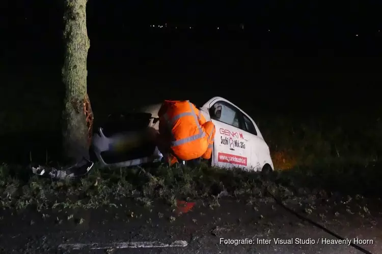 Auto tegen boom in Waarland