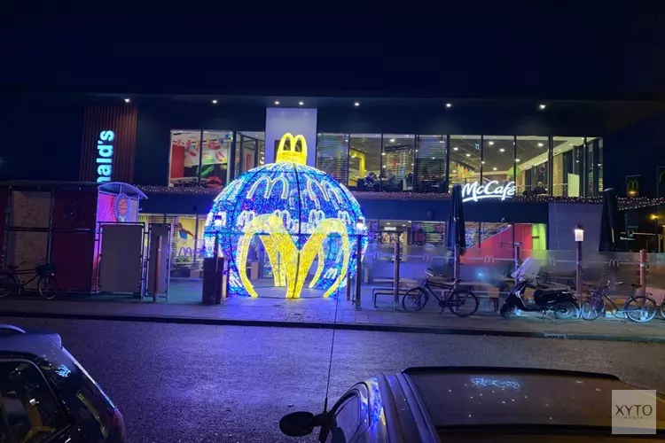 Mega Kerstbal bij McDonald&#39;s Alkmaar West