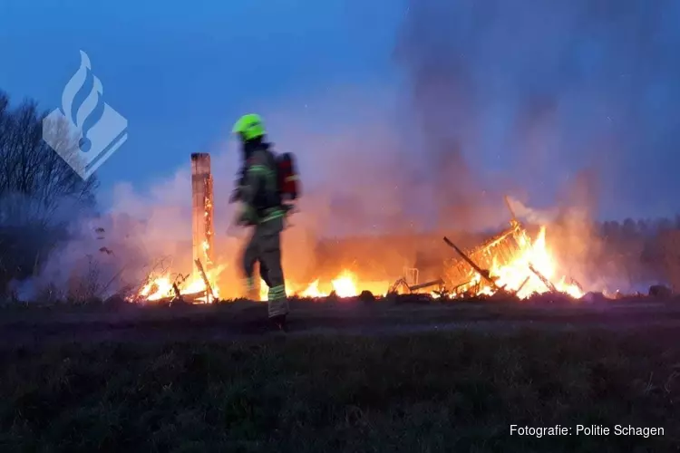 Bootjes in Waarland verwoest door brand