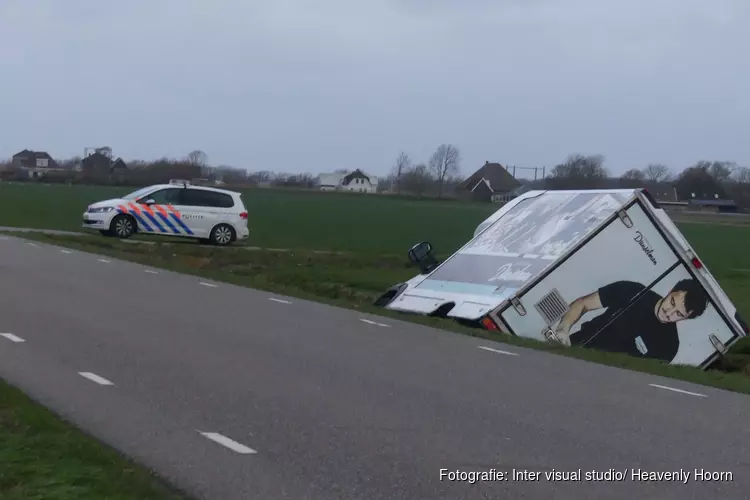 Vrachtwagen in de sloot