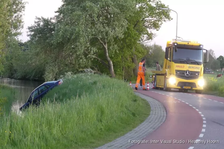 Auto wijkt uit voor kat en belandt in de sloot