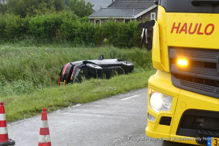 Auto in de sloot in Sint Maarten