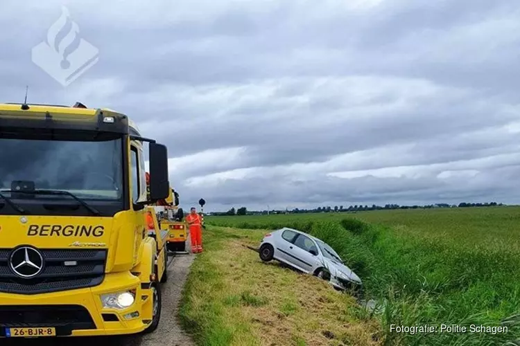 Auto belandt in sloot, bestuurster mankeert niets