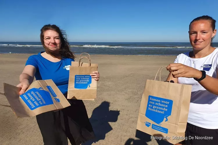 Stichting De Noordzee roept strandgangers op om ook in coronatijd het strand schoon te houden