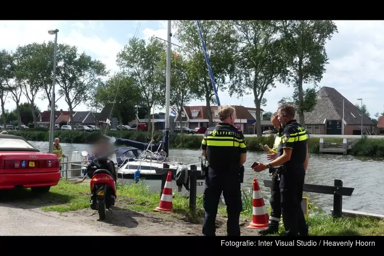 Brandweer rukt uit voor lek schip op het Noord Hollands Kanaal