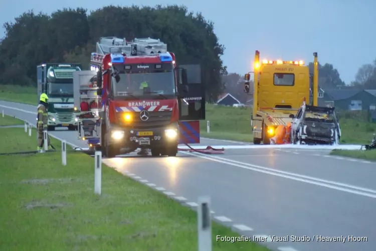 Auto in brand bij Dirkshorn, N245 in beide richtingen afgesloten