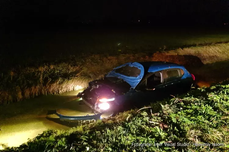 Auto in sloot te Schagerbrug