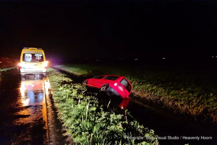 Auto in de sloot langs Keinsmerweg in Schagerbrug