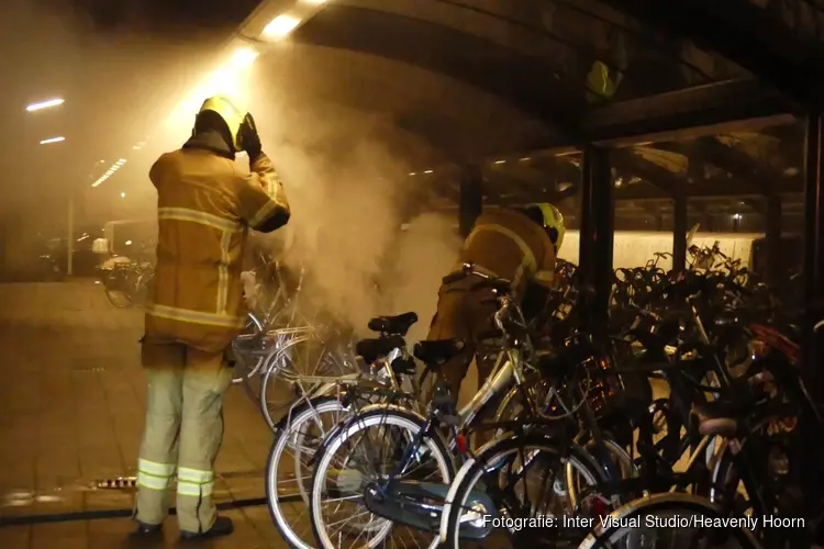 Afval in brand bij fietsenstalling NS-station