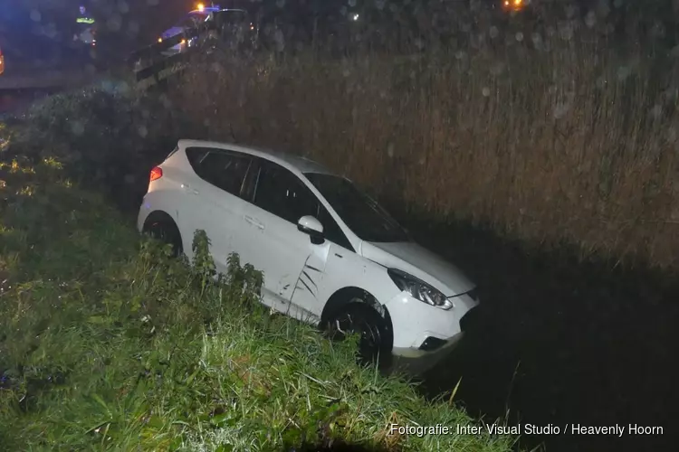 Auto te water in Schagen: automobiliste mee met politie