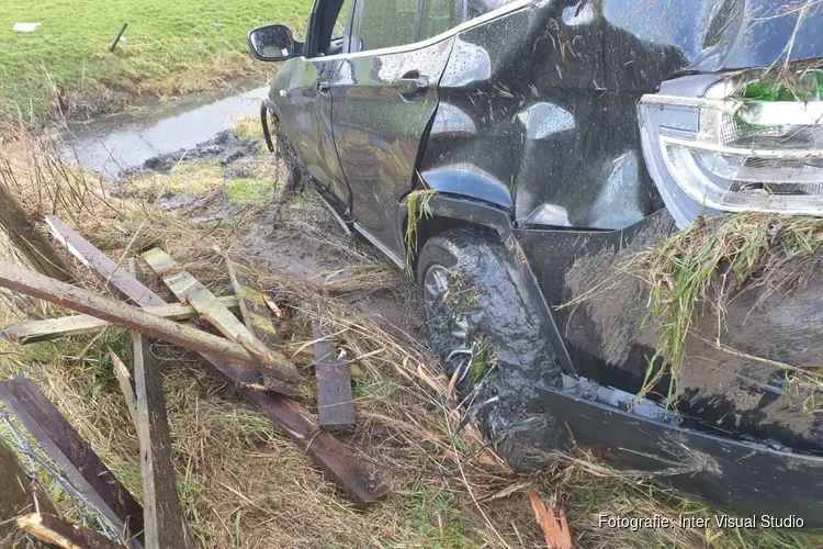 Auto te water in Warmenhuizen, gladheid vermoedelijke oorzaak