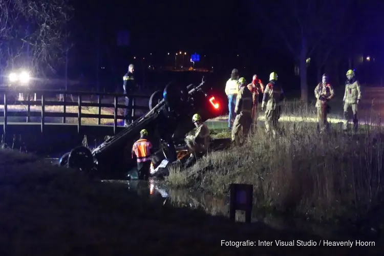 Hulpdiensten treffen auto op de kop in sloot aan, bestuurder gevlogen