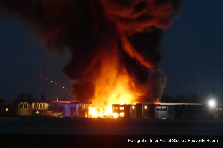 Zeer grote brand in loods in Winkel