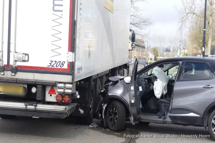 Gewonde bij botsing tussen auto en vrachtwagen in Schagen