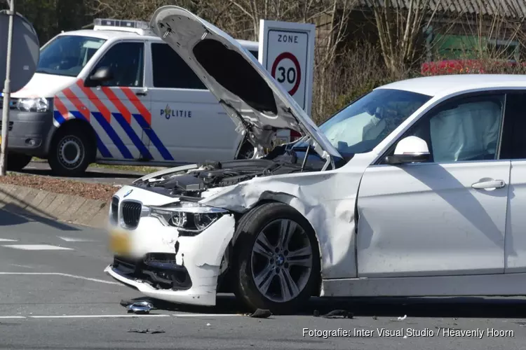 Behoorlijk schade bij botsing met twee auto&#39;s in Sint Maartensvlotbrug