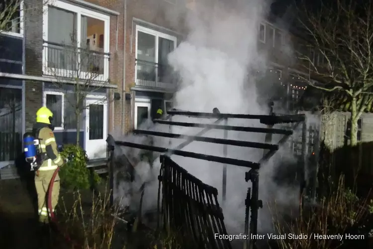 Vlammen in woonwijk Schagen: schuur in brand