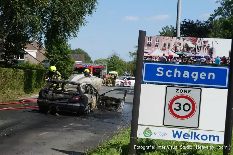 Auto in brand in Schagen: bestuurder licht gewond