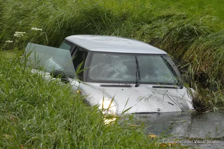 Auto te water in Haringhuizen