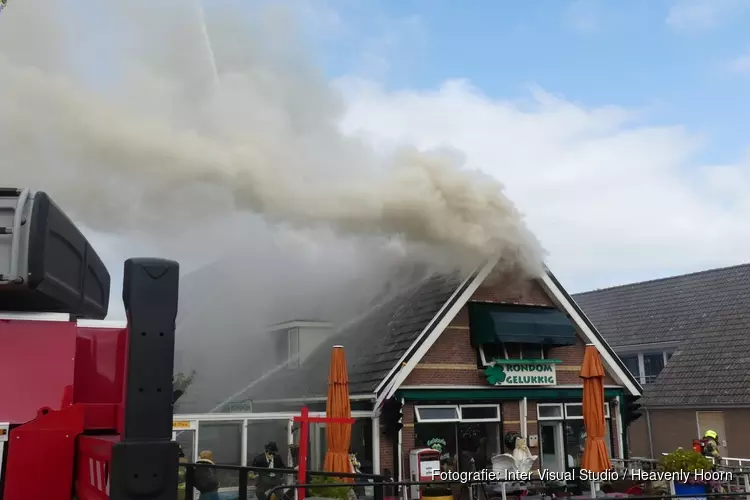 Brandweerman raakt gewond bij uitslaande brand cafetaria Schagerbrug