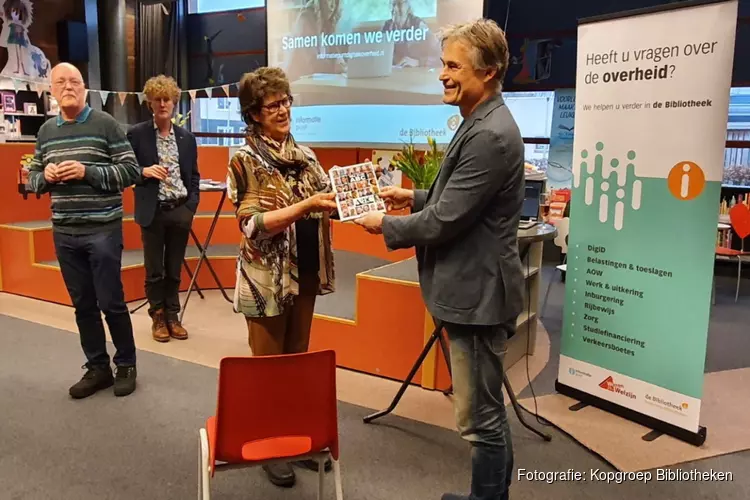 Wethouder Sigge van der Veek opent Informatiepunt Digitale Overheid in bibliotheken Tuitjenhorn