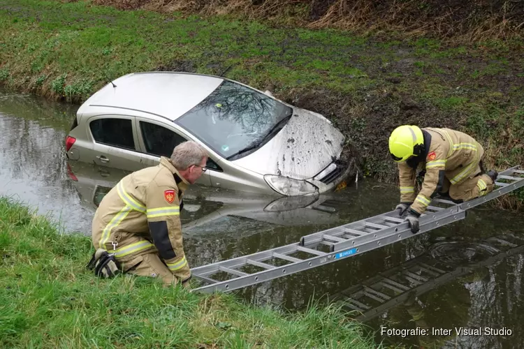 Auto raakt te water in Dirkshorn: weg dicht