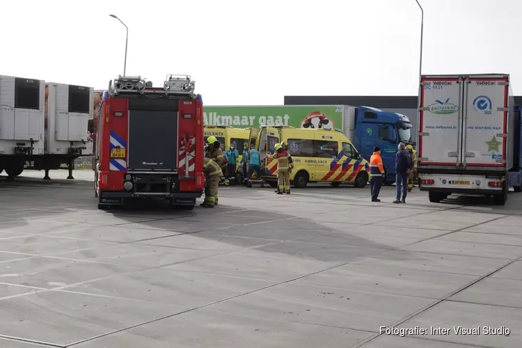 Vrachtwagenchauffeur gewond door storm in Warmenhuizen