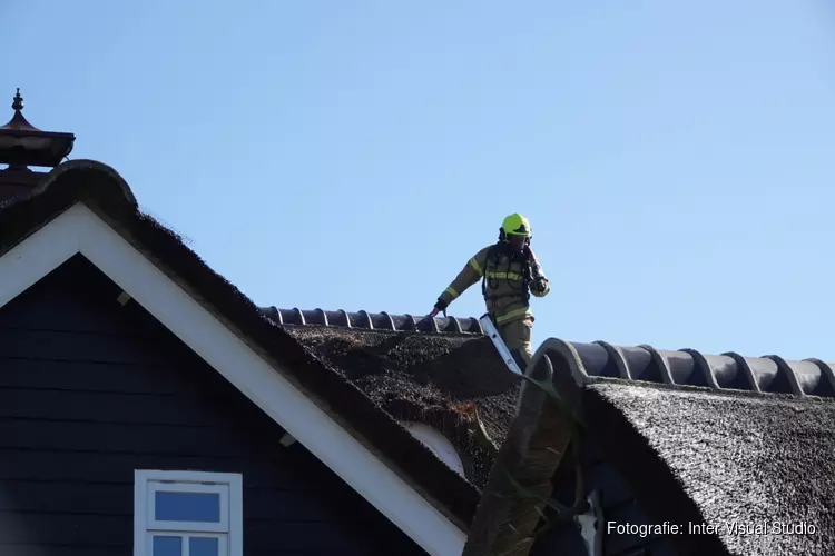 Brand in woning met rieten dak in Tuitjenhorn