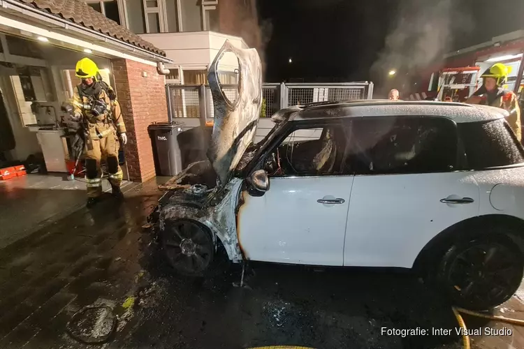 Auto door brand verwoest in &#39;t Veld
