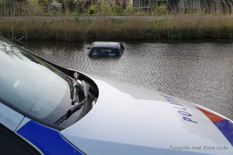 Auto te water in Burgerbrug