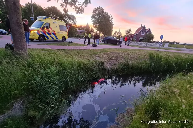 Scooter breekt in tweeën bij ongeluk in Waarland