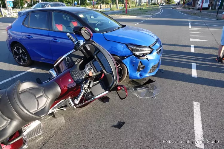 Motorfiets in botsing met auto in Sint Maartensvlotbrug