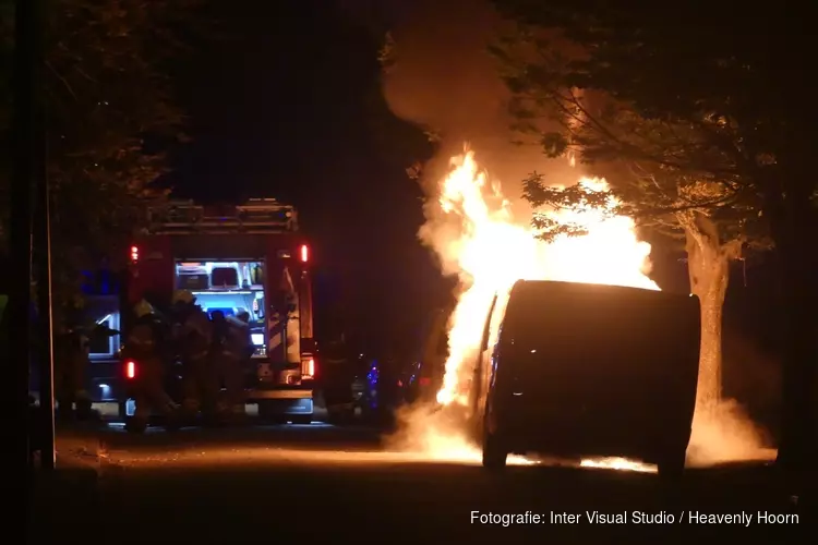 Auto en bestelbus in brand in Schagen