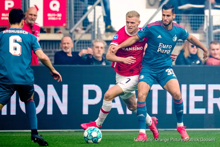 AZ raakt ongeslagen status en koppositie kwijt na nederlaag tegen Feyenoord