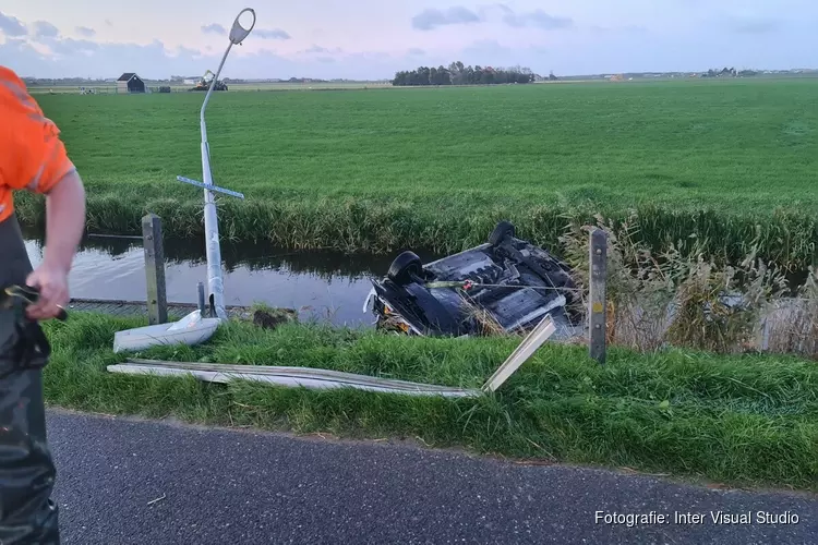 Auto op de kop in de sloot in Callantsoog, bestuurder ongedeerd