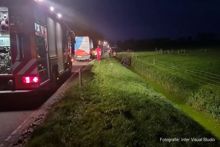 Auto op de kop in sloot in Winkel, bestuurster gewond