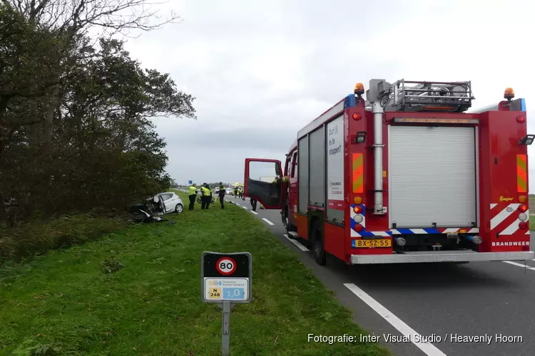 Ernstig ongeval tussen auto en vrachtwagen op N248, vrouw ernstig gewond