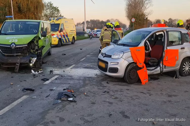 Gewonde en veel schade bij ongeval in Warmenhuizen