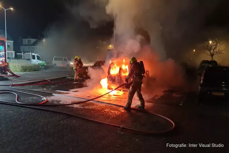 Drie auto&#39;s door brand verwoest in Schagen; politie gaat uit van brandstichting
