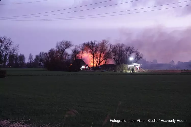 Grote brand aan Wadweg in Barsingerhorn, rook in wijde omgeving te zien