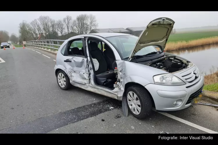 Botsing tussen auto en vrachtwagen in Slootdorp