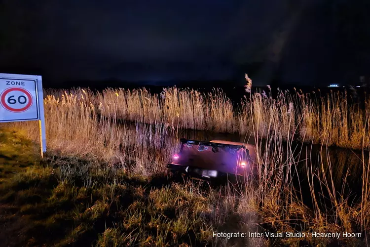 Auto raakt te water in Schagerbrug