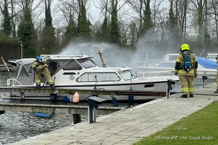 Plezierjacht vliegt in brand tijdens werkzaamheden in Nieuwe Niedorp