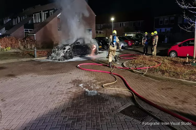 Auto door brand verwoest in Winkel